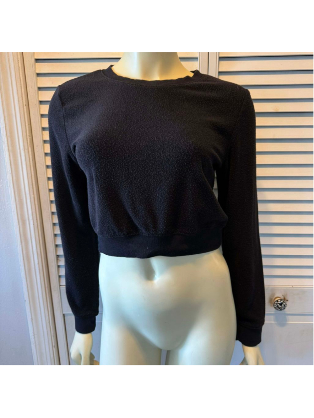 Women's BOZZOLO Black Crew Neck Cropped Sweatshirt M